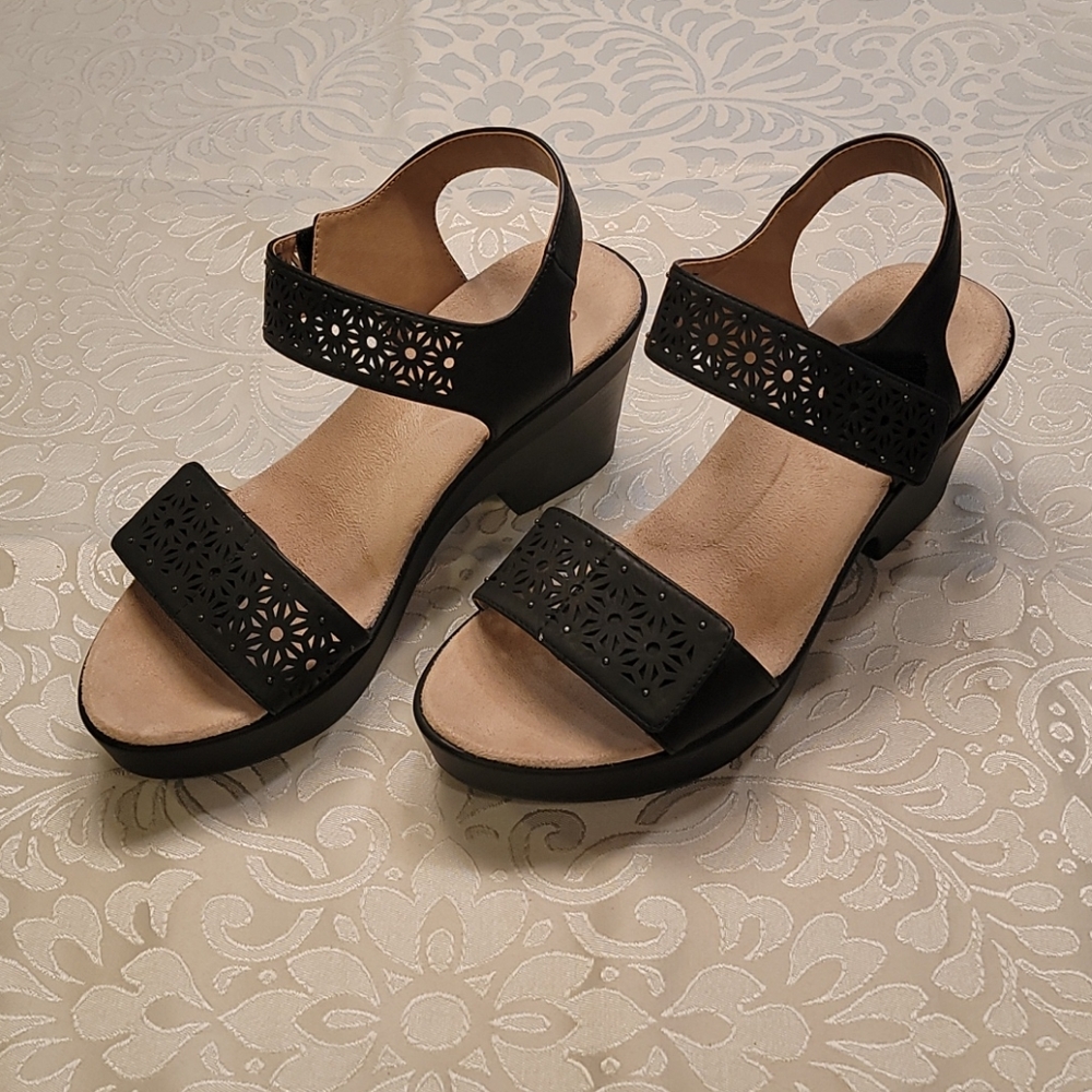 NWOT Naturalizer Sz 7 Wedge Sandal